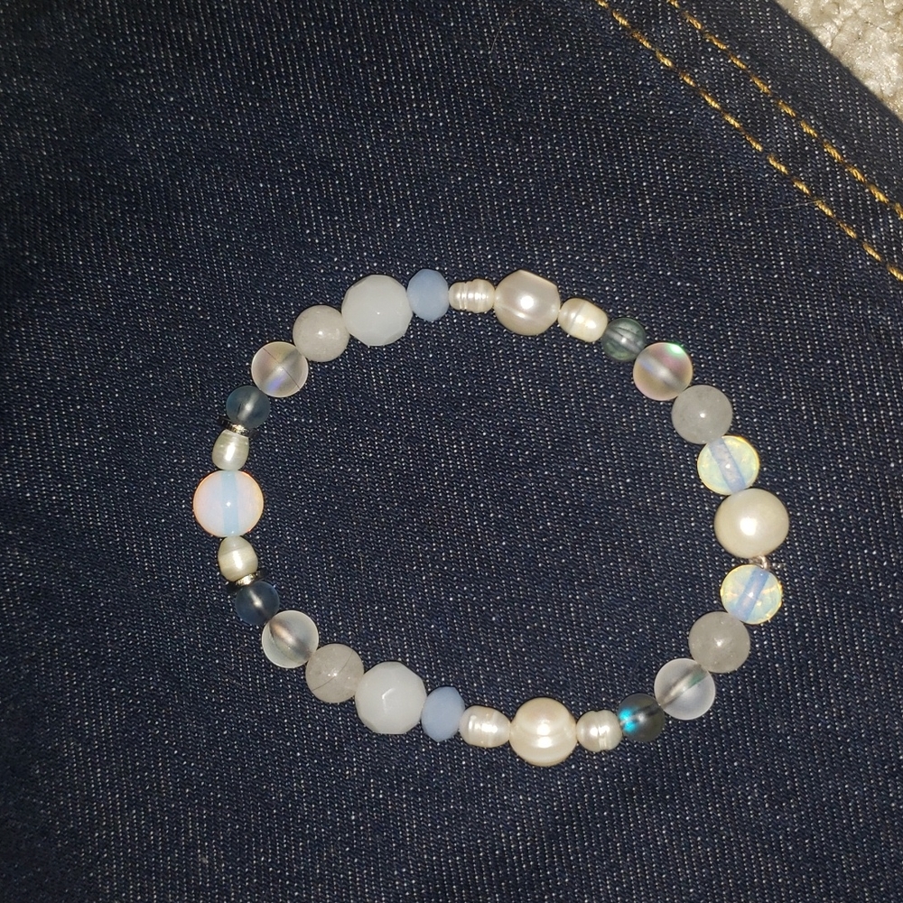 Semi precious stone and pearl bracelet